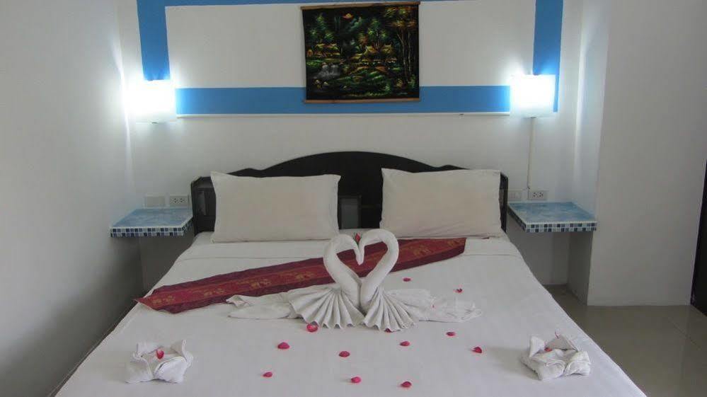 Happy Fish Guesthouse Patong Екстериор снимка